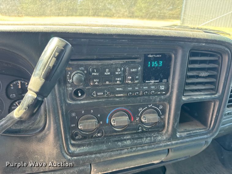 image for item FB7213 2002 GMC Sierra 2500HD Crew Cab pickup truck
