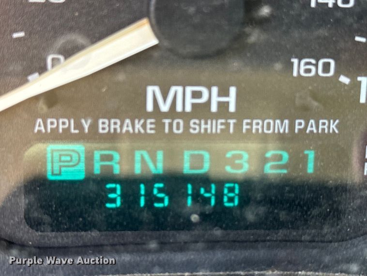 image for item FB7213 2002 GMC Sierra 2500HD Crew Cab pickup truck