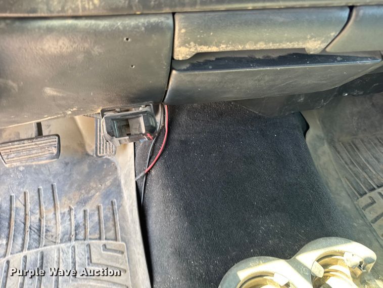 image for item FB7213 2002 GMC Sierra 2500HD Crew Cab pickup truck