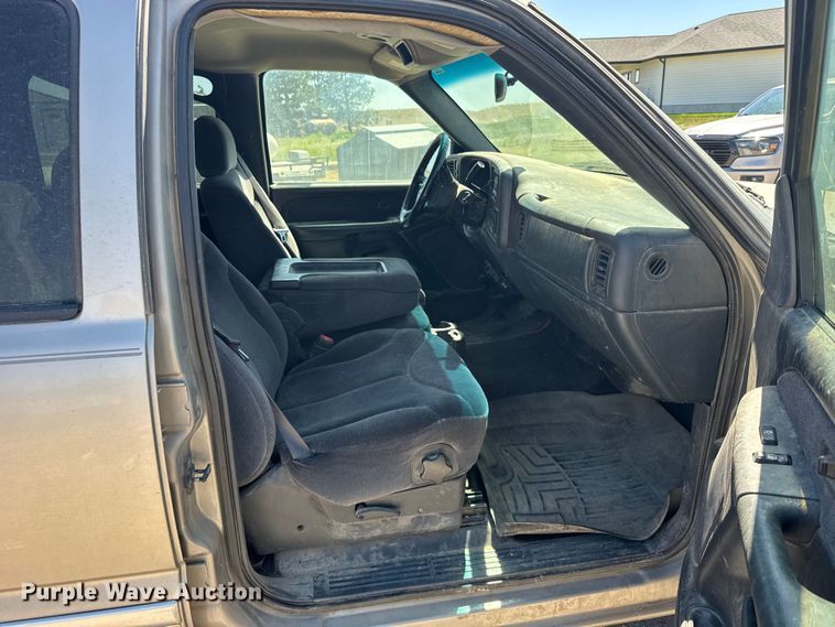 image for item FB7213 2002 GMC Sierra 2500HD Crew Cab pickup truck