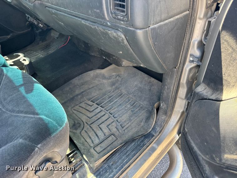 image for item FB7213 2002 GMC Sierra 2500HD Crew Cab pickup truck