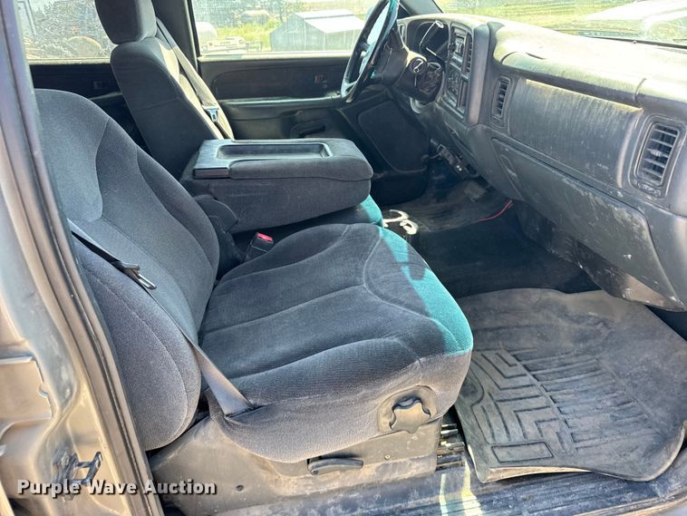 image for item FB7213 2002 GMC Sierra 2500HD Crew Cab pickup truck