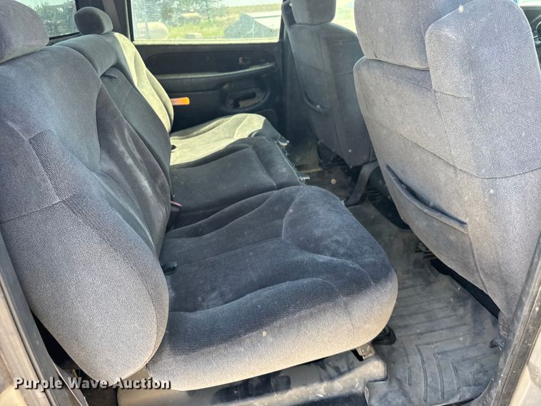 image for item FB7213 2002 GMC Sierra 2500HD Crew Cab pickup truck