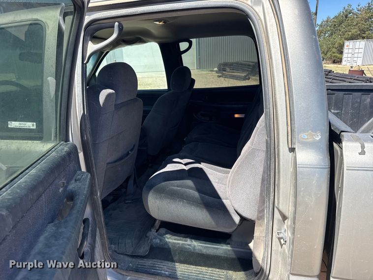 image for item FB7213 2002 GMC Sierra 2500HD Crew Cab pickup truck