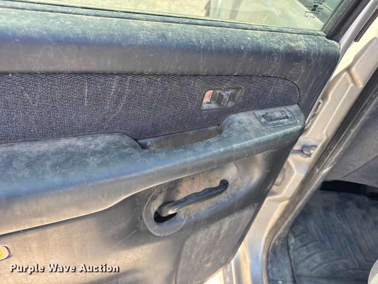 image for item FB7213 2002 GMC Sierra 2500HD Crew Cab pickup truck