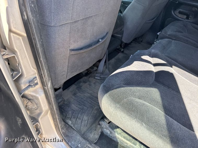 image for item FB7213 2002 GMC Sierra 2500HD Crew Cab pickup truck