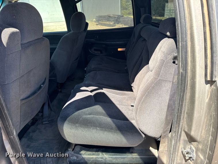 image for item FB7213 2002 GMC Sierra 2500HD Crew Cab pickup truck