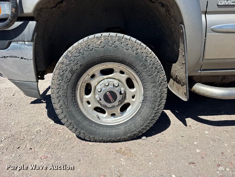 image for item FB7213 2002 GMC Sierra 2500HD Crew Cab pickup truck