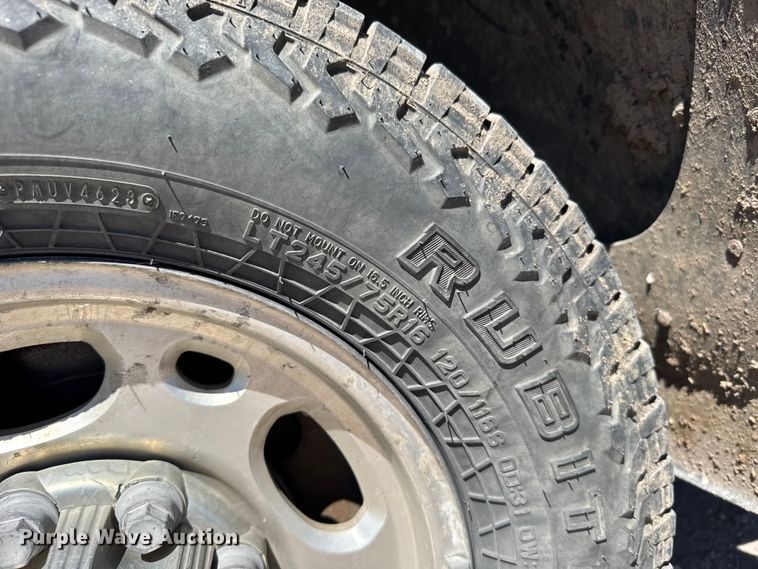 image for item FB7213 2002 GMC Sierra 2500HD Crew Cab pickup truck