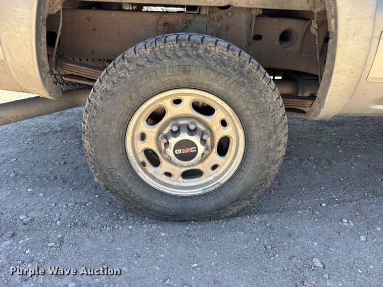 image for item FB7213 2002 GMC Sierra 2500HD Crew Cab pickup truck