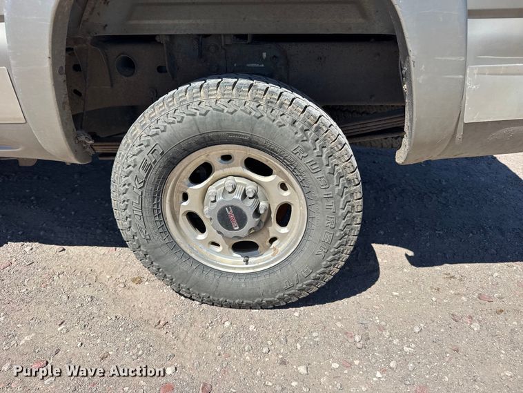 image for item FB7213 2002 GMC Sierra 2500HD Crew Cab pickup truck