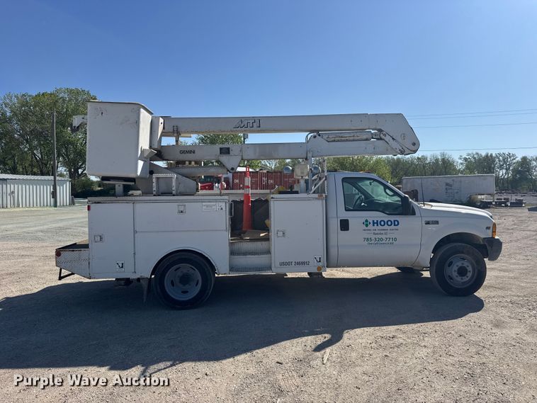 image for item FB7241 2000 Ford F550 Super Duty bucket truck