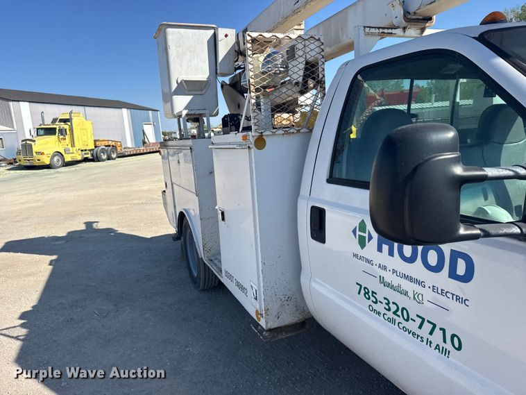 image for item FB7241 2000 Ford F550 Super Duty bucket truck