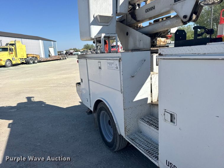 image for item FB7241 2000 Ford F550 Super Duty bucket truck