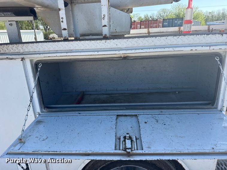 image for item FB7241 2000 Ford F550 Super Duty bucket truck