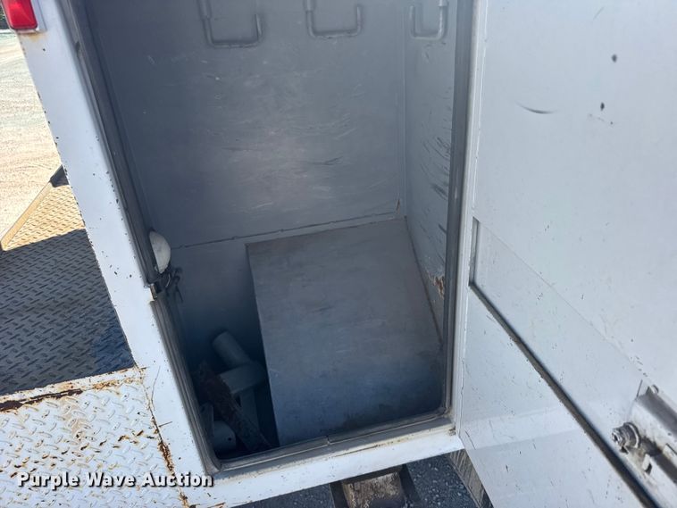 image for item FB7241 2000 Ford F550 Super Duty bucket truck