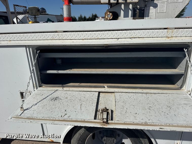 image for item FB7241 2000 Ford F550 Super Duty bucket truck