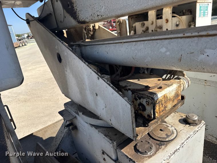 image for item FB7241 2000 Ford F550 Super Duty bucket truck