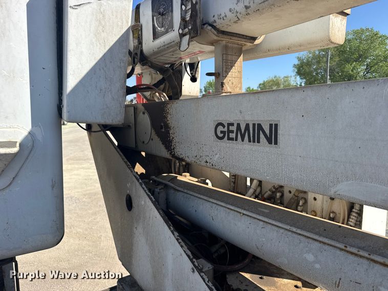 image for item FB7241 2000 Ford F550 Super Duty bucket truck