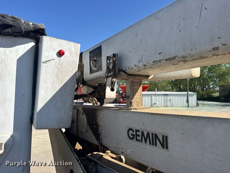 image for item FB7241 2000 Ford F550 Super Duty bucket truck