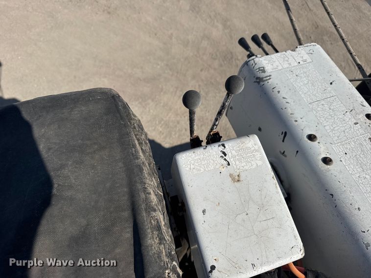 image for item FB7241 2000 Ford F550 Super Duty bucket truck