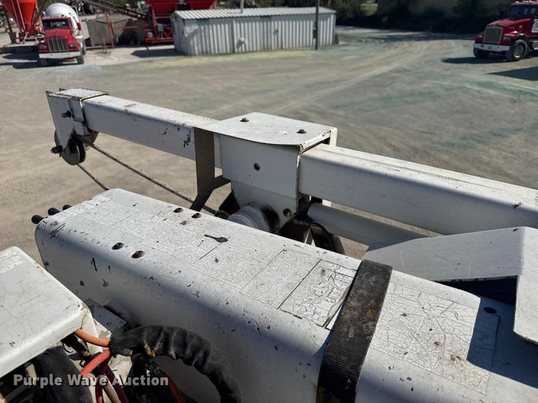 image for item FB7241 2000 Ford F550 Super Duty bucket truck