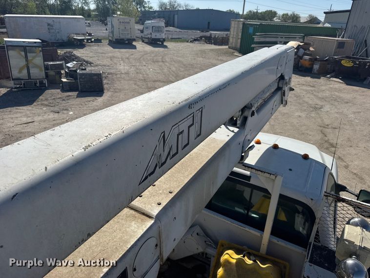 image for item FB7241 2000 Ford F550 Super Duty bucket truck