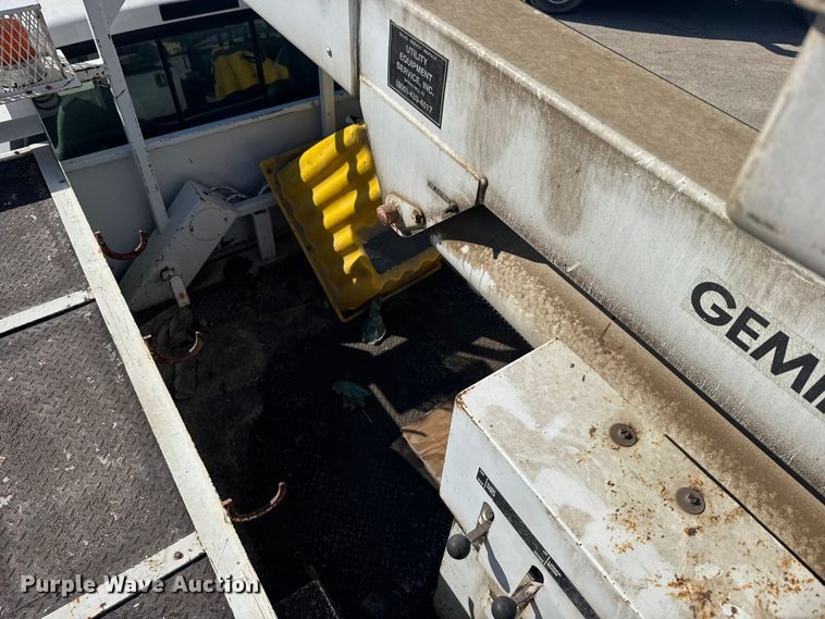 image for item FB7241 2000 Ford F550 Super Duty bucket truck