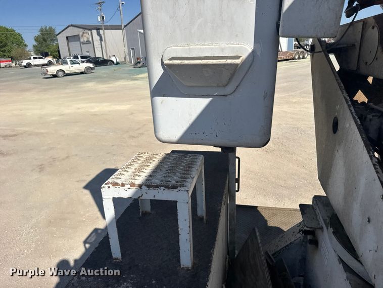 image for item FB7241 2000 Ford F550 Super Duty bucket truck