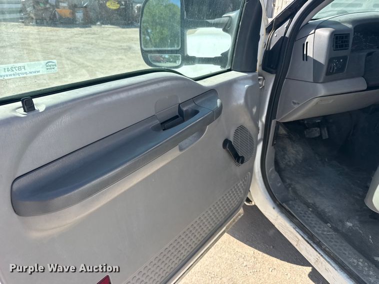 image for item FB7241 2000 Ford F550 Super Duty bucket truck