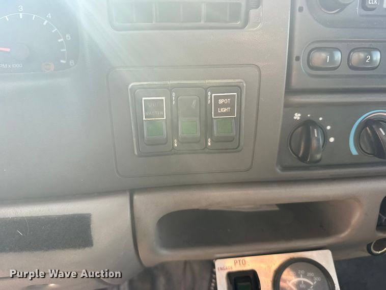 image for item FB7241 2000 Ford F550 Super Duty bucket truck