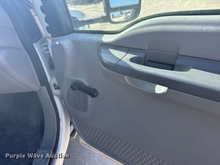 image for item FB7241 2000 Ford F550 Super Duty bucket truck