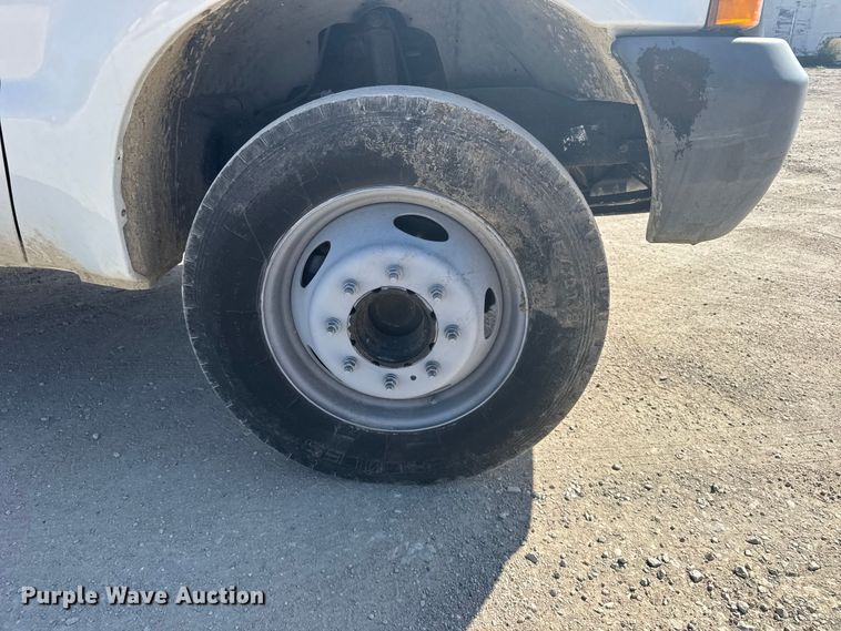 image for item FB7241 2000 Ford F550 Super Duty bucket truck