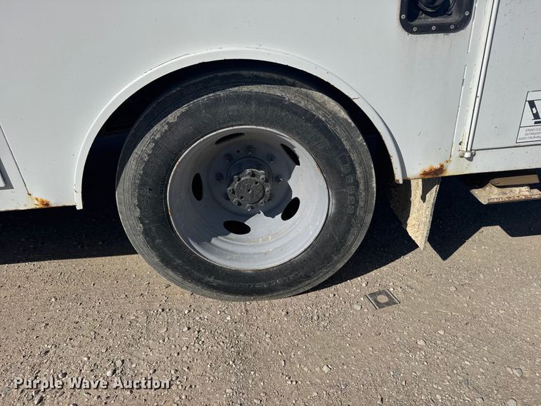 image for item FB7241 2000 Ford F550 Super Duty bucket truck