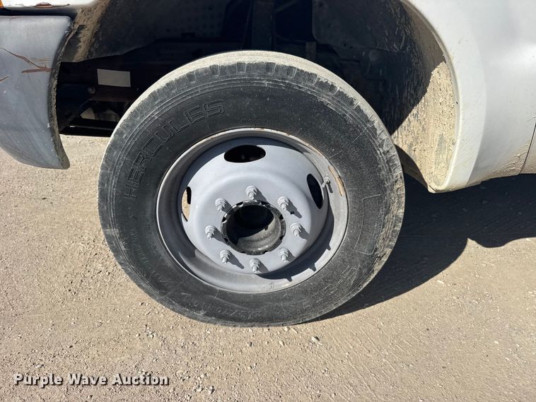 image for item FB7241 2000 Ford F550 Super Duty bucket truck