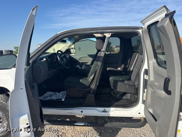 image for item FB7262 2012 Chevrolet Silverado 2500HD Ext. Cab pickup truck