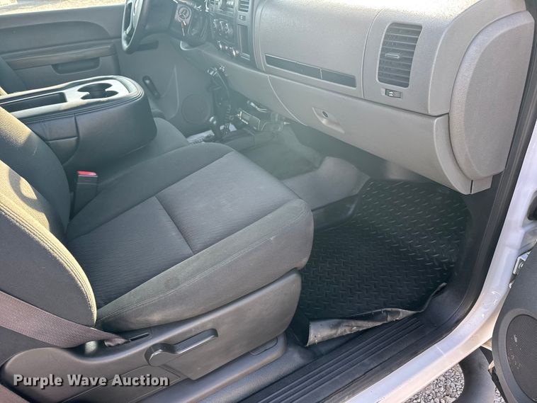 image for item FB7262 2012 Chevrolet Silverado 2500HD Ext. Cab pickup truck