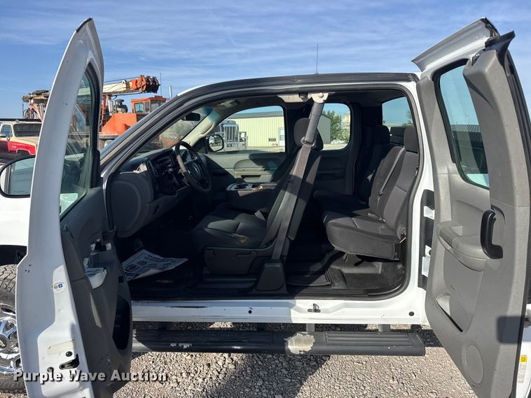image for item FB7263 2013 Chevrolet Silverado 2500HD Ext. Cab pickup truck