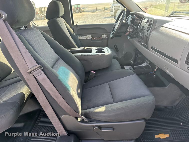 image for item FB7263 2013 Chevrolet Silverado 2500HD Ext. Cab pickup truck