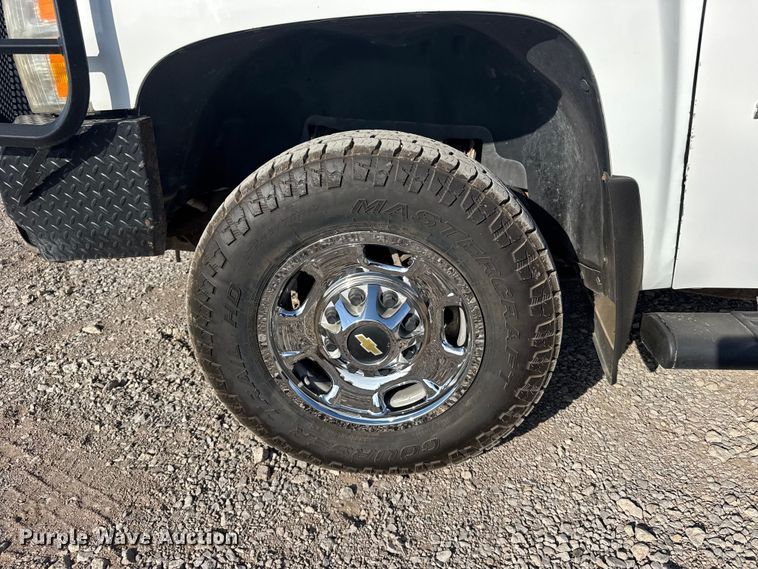 image for item FB7263 2013 Chevrolet Silverado 2500HD Ext. Cab pickup truck