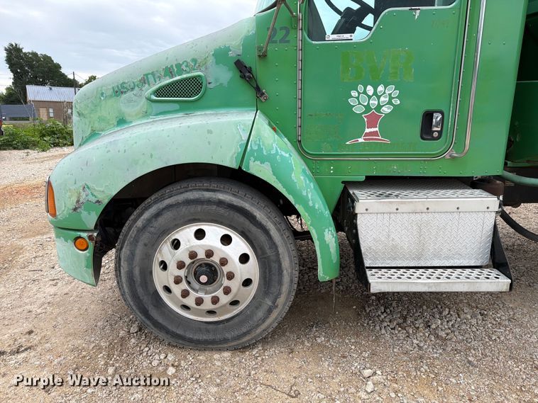 image for item FB8118 2004 Kenworth T300 refuse truck