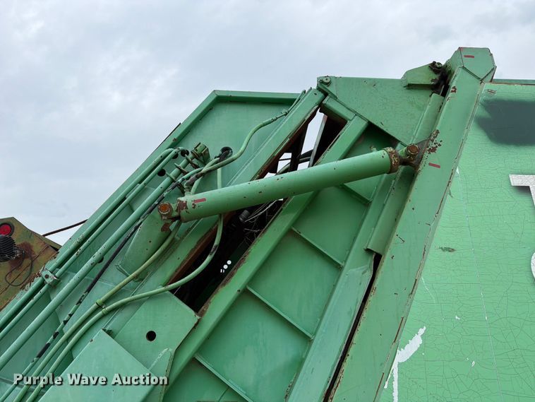 image for item FB8118 2004 Kenworth T300 refuse truck