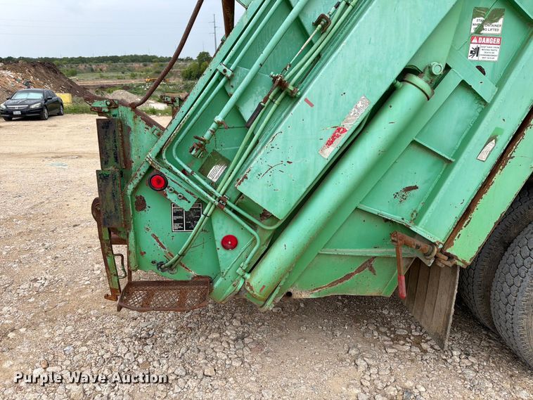 image for item FB8118 2004 Kenworth T300 refuse truck