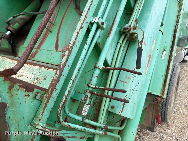 image for item FB8118 2004 Kenworth T300 refuse truck