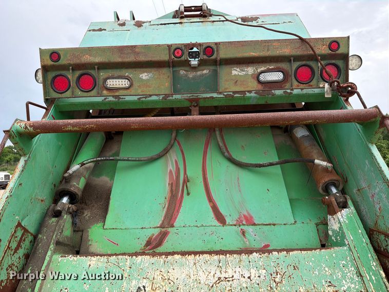 image for item FB8118 2004 Kenworth T300 refuse truck