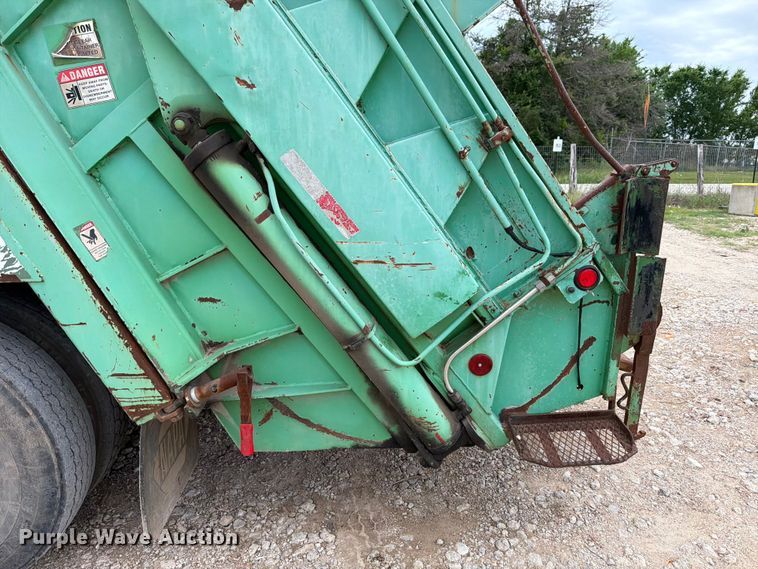 image for item FB8118 2004 Kenworth T300 refuse truck