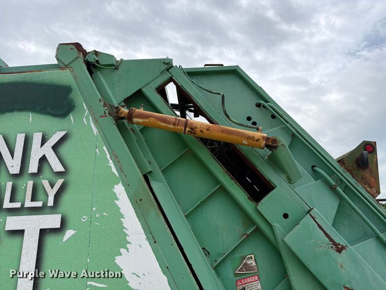 image for item FB8118 2004 Kenworth T300 refuse truck