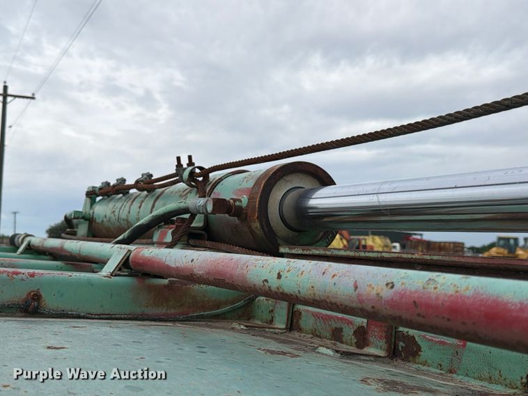 image for item FB8118 2004 Kenworth T300 refuse truck