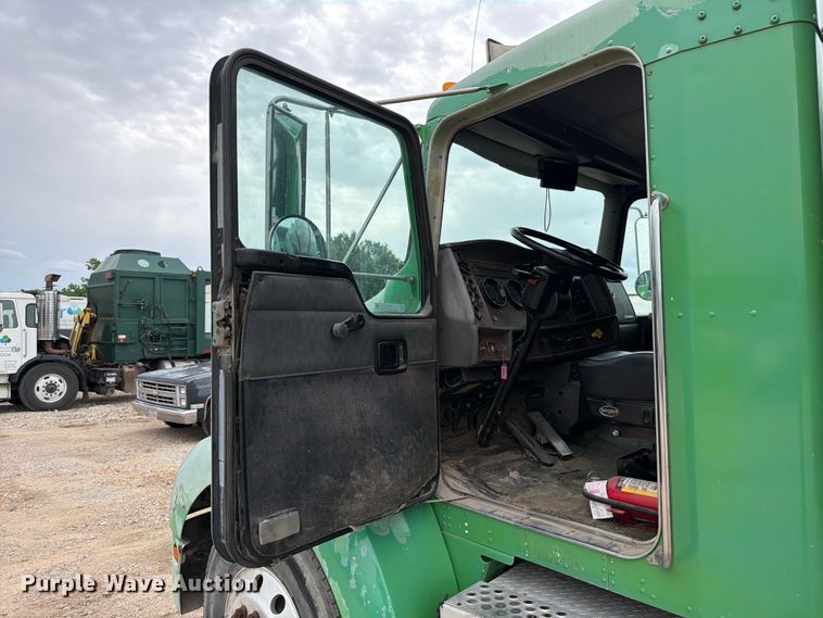 image for item FB8118 2004 Kenworth T300 refuse truck