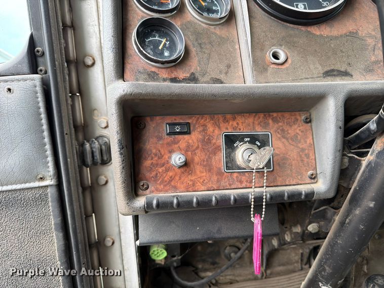 image for item FB8118 2004 Kenworth T300 refuse truck